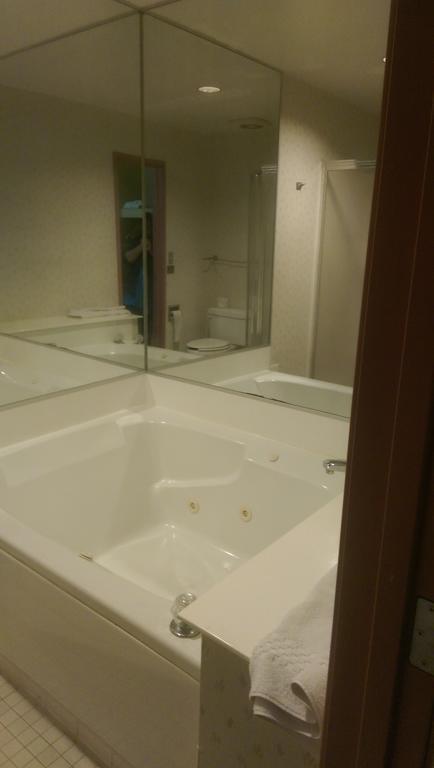 Days Inn & Suites By Wyndham Caseyville Εξωτερικό φωτογραφία