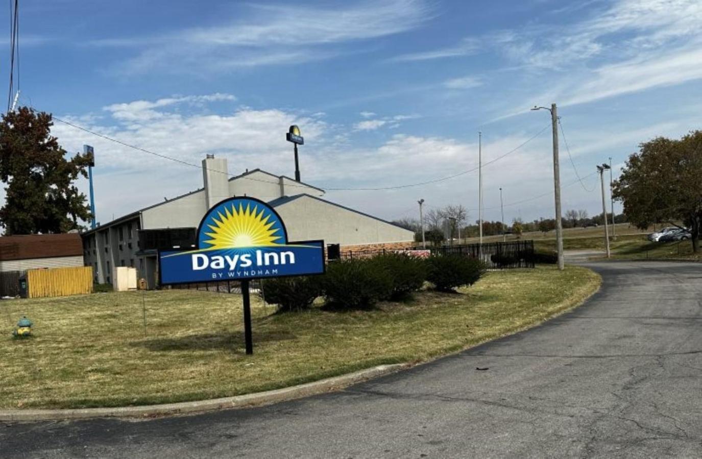 Days Inn & Suites By Wyndham Caseyville Εξωτερικό φωτογραφία